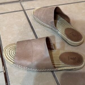FRYE AND CO. Beige Espadrille Slides